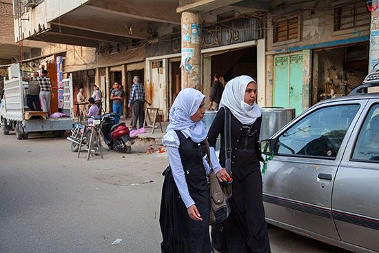 Irak, Hillah (Al Hilla). Mlode kobiety w tradycyjnym stroju.